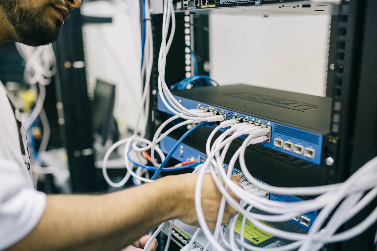 Profissional trabalhando em infraestrutura de rede